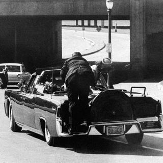 Clint Hill est l'homme qui a sauté sur le coffre de la limousine présidentielle et a fait signe à Jackie Kennedy de retourner s'asseoir. [AP Photo - James W. "Ike" Altgens]