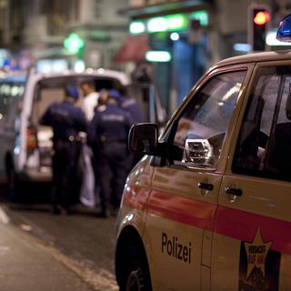 Une intervention de la police cantonale zurichoise sur la Langstrasse en novembre 2009. [Keystone - Martin Ruetschi]