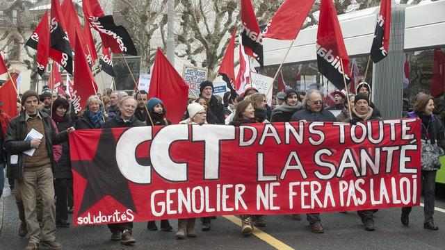 Les manifestants se sont rassemblés devant la gare de Neuchâtel samedi avant de défiler en cortège. [Sandro Campardo]