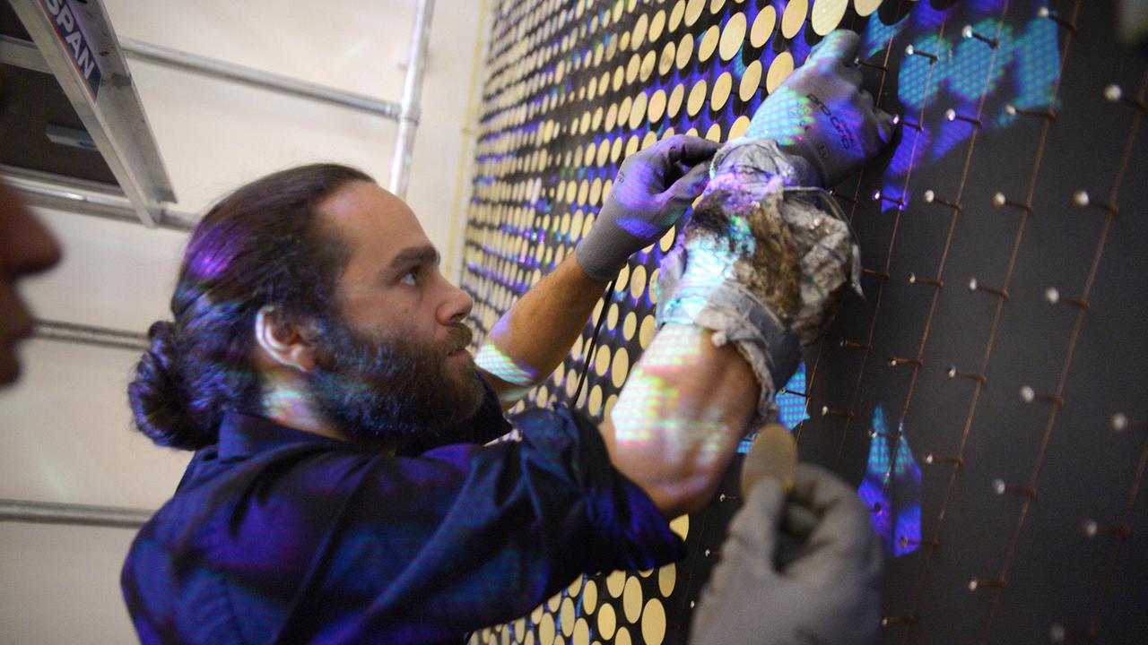 Rudy Decelière lors du montage de l'exposition. [Studio Edouard Curchod Vevey]