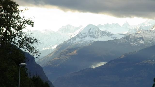 En direction du glacier du Trient depuis les hauts de Blonay, on peut voir le ciel dégagé côté Valais. [Catherine Crevoisier Boyer]