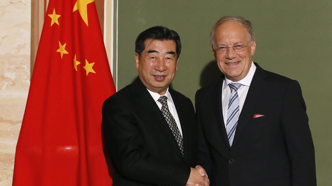 Johann Schneider-Ammann reçoit le vice-premier ministre chinois Hui Liangyu à Berne, le 18 février 2013. [Pascal Lauener]