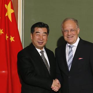 Johann Schneider-Ammann reçoit le vice-premier ministre chinois Hui Liangyu à Berne, le 18 février 2013. [Pascal Lauener]