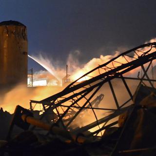 Une puissante explosion s'est produite dans une usine d'engrais au Texas. [EPA/LARRY W. SMITH]