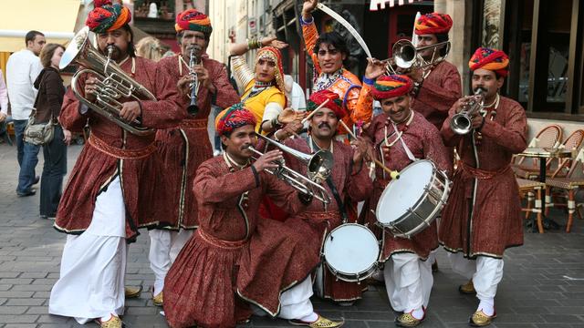 Jaipur Maharaja Brass Band vendredi 21 juin 2013 sur la Place centrale de Martigny. [5continents.ch]
