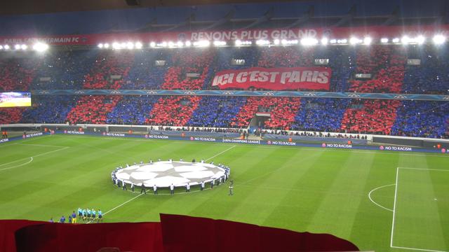 Un énorme "tifo" a accueilli les joueurs à leur entrée sur le terrain. [RTS - Axel David]