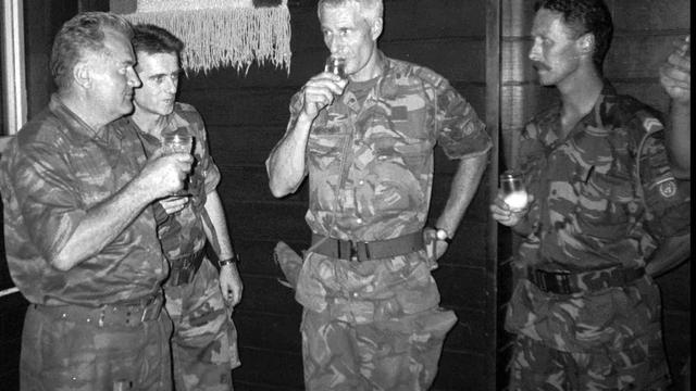 Les forces du général Mladic (à gauche) ont pris le contrôle début juillet de Potocari où se trouvaient 400 Casques bleus néerlandais, maintenus en otage durant les massacres qui ont suivi. [AP PHOTO]