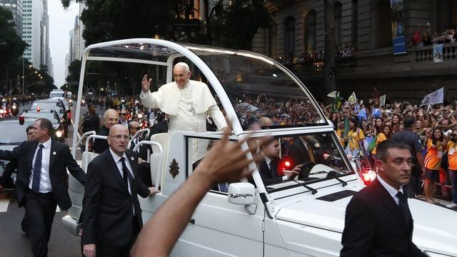 Le pape François a été bien accueilli par la foule à Rio de Janeiro. [AP/Keystone - Victor R. Caivano]