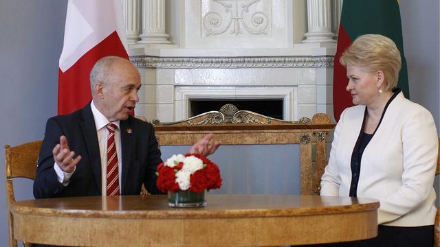 Ueli Maurer a rencontré la présidente de la Lituanie Dalia Grybauskaite. [AP Photo/Mindaugas Kulbis]