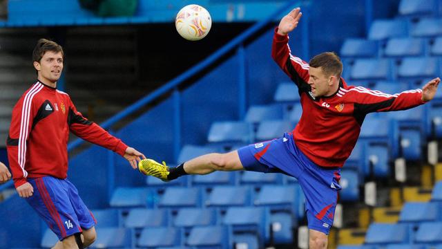 Les Bâlois Valentin Stocker et Fabian Frei à l'entraînement au Stamford Bridge, mercredi 1er mai. [Facundo Arrizabalaga]