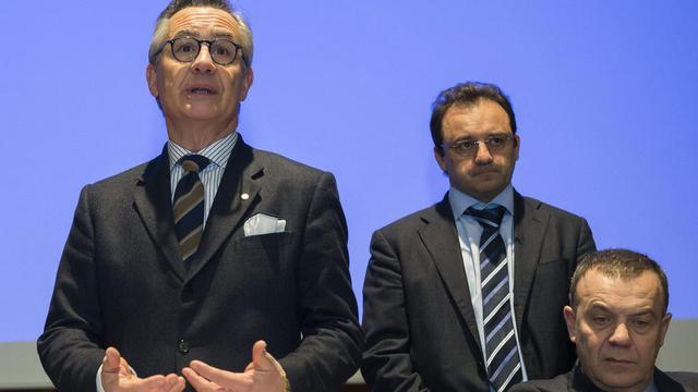 Le criminologue italien Luciano Garofano (gauche) avec le père de Luca et le médecin légiste Roberto Testi, ce mardi 08.01.2013 à Sion. [Jean-Christophe Bott]