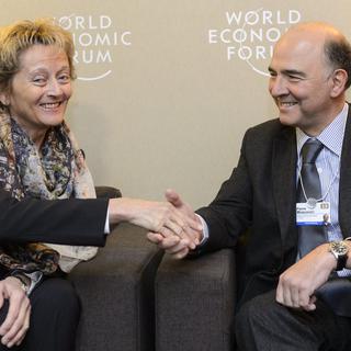 Eveline Widmer-Schlumpf et Pierre Moscovici à Davos. [Laurent Gillieron]
