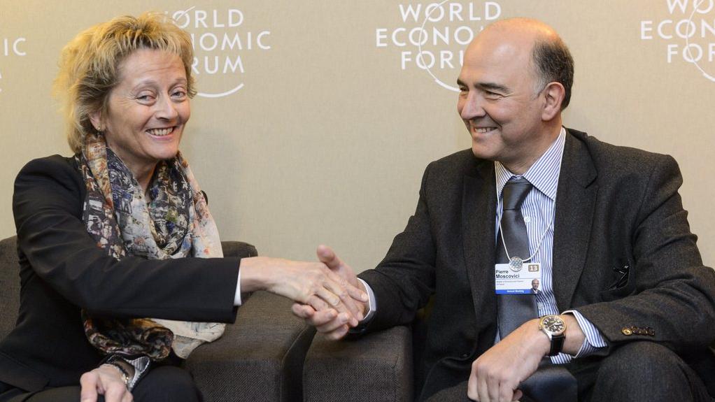 Eveline Widmer-Schlumpf et Pierre Moscovici à Davos. [Laurent Gillieron]