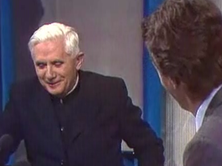 Le cardinal Joseph Ratzinger sur le plateau du TJ midi de la TSR en 1988. [RTS]