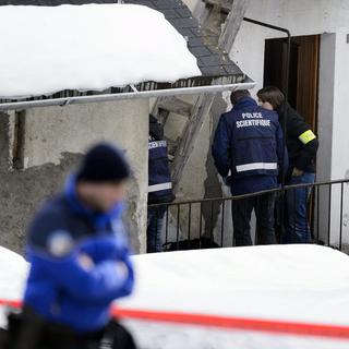 La police scientifique a investi jeudi le village de Daillon, théâtre d'une tragique fusillade. [Laurent Gillieron]