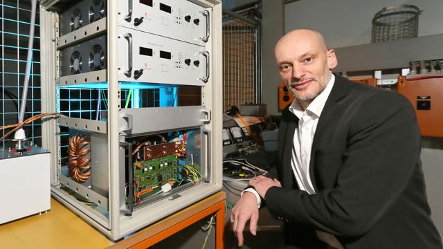 Klaus Schoenenberger, directeur du nouveau programme EssentialTech de l'EPFL. Pour résister aux coupures de courant, le projet Open DiagnostiX développe un bloc d'alimentation robuste en collaboration avec l'école d'ingénieur d'Yverdon. [EPFL - Alain Herzog]