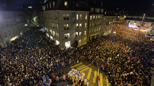 L'édition 2013 de la Saint-Nicolas à Fribourg a attiré 10'000 personnes de plus que l'an dernier. [Maxime Schmid]