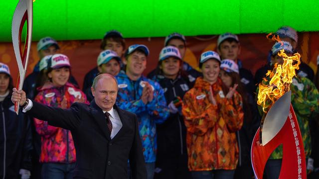 Vladimir Poutine place Rouge flamme olympique [Alexander Vilf]