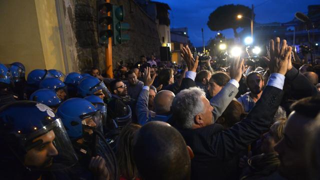 Les funérailles avaient démarré sous haute surveillance mardi soir avant d'être annulées en raison de la forte présence de néo-nazis parmi la foule de manifestants anti-fascistes.