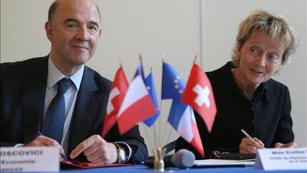 Pierre Moscovici et Eveline Widmer-Schlumpf. [AP/Keystone]