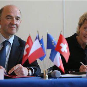 Pierre Moscovici et Eveline Widmer-Schlumpf. [AP/Keystone]