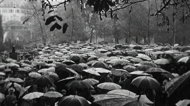 Un été sous les parapluies en 1960. [RTS]