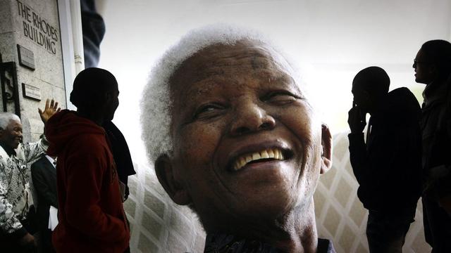 L'ex-président sud-africain fête ses 95 ans le 18 juillet. Pour l'occasion, une photo géante a été installée au Civil Centre, au Cap.