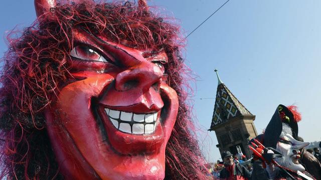 Le carnaval de Bâle, qui se termine jeudi au petit matin, a dérapé dans la nuit de lundi à mardi. [Urs Flueeler]