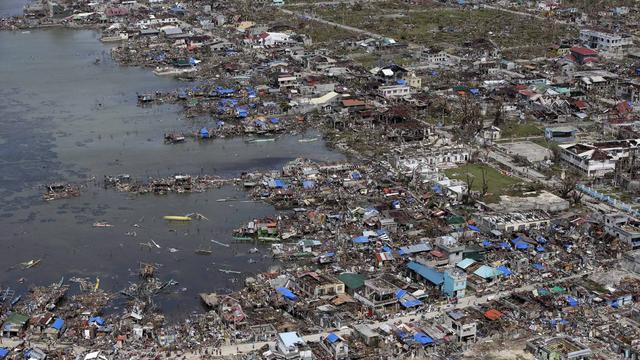 Le typhon Haiyan a, entre autres, dévasté la ville de Guiuan aux Philippines. [EPA/Keystone - Dennis M. Sabangan]