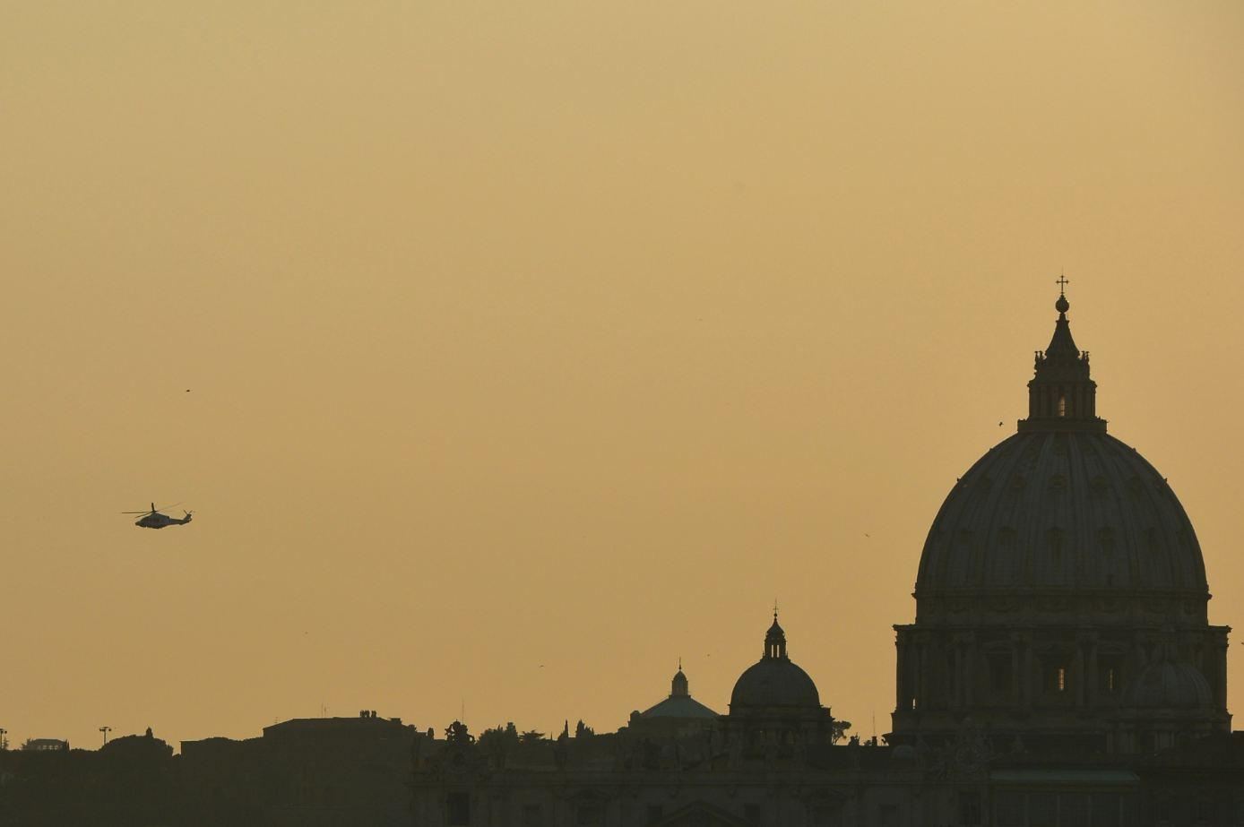 Le pape s'éloigne de la basilique Saint-Pierre à bord d'un appareil qui appartient à la République italienne et est orné d'un drapeau du Saint-Siège. [GABRIEL BOUYS]