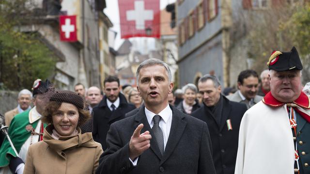 Les Neuchâtelois fêtent leur président de la Confédération, Didier Burkhalter, ici accompagné de son épouse Friedrun. [Keystone - Jean-Christophe Bott]