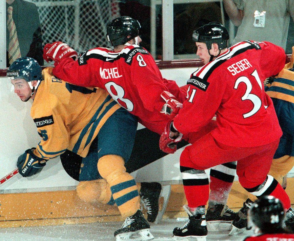 Seger (à droite) en action lors de la demi-finale face à la Suède en 1998. [Yuri Kadobnov]