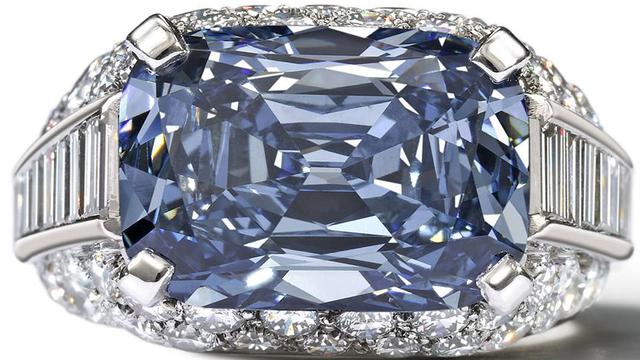 La vente d'un diamant bleu intense de 5,30 carats, monté sur une bague, a établit un nouveau record par carat, selon la maison d'enchères Bonhams. [AFP PHOTO / BONHAMS]