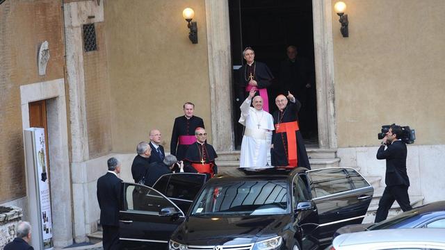 Le pape François (en blanc) s'est rendu à la basilique Sainte Marie de Rome pour prier jeudi, au lendemain de son élection. [KEYSTONE - Ciro Fusco]