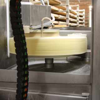 Une partie des manipulations sont automatisées à la fromagerie Romontoise. [S. Foggiato]