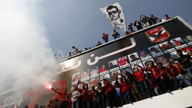 Des supporters de football devant les portraits des victimes des émeutes de Port-Saïd. [Mahmud Khaled]