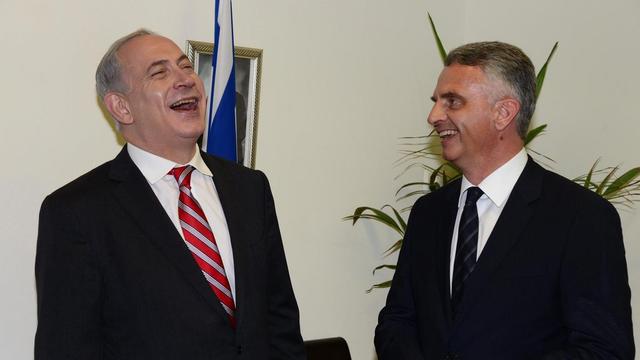 Didier Burkhalter a été reçu par le Premier ministre israélien. [EPA/Israeli Government press office - Moshe Milner]