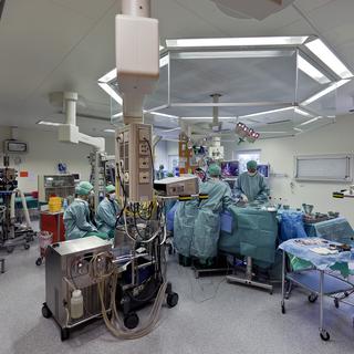 Lors de la journée de la chirurgie, le public peut forer, visser, suturer ou encore opérer virtuellement avec un robot de précision. [Gaëtan Bally]