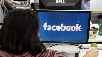 Facebook ne communique pas sur le nombre de données personnelles qu'il a fourni au gouvernement américain. [AP Photo/Keystone]