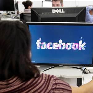 Facebook ne communique pas sur le nombre de données personnelles qu'il a fourni au gouvernement américain. [AP Photo/Keystone]