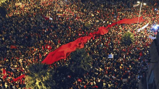 Des dizaines de milliers de Tunisiens ont manifesté dans la nuit de mardi à mercredi. [Hassene Dridi - AP Photo]