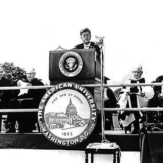 John F. Kennedy, le 10 juin 1963 à l'American University, à Washington. [american.edu]
