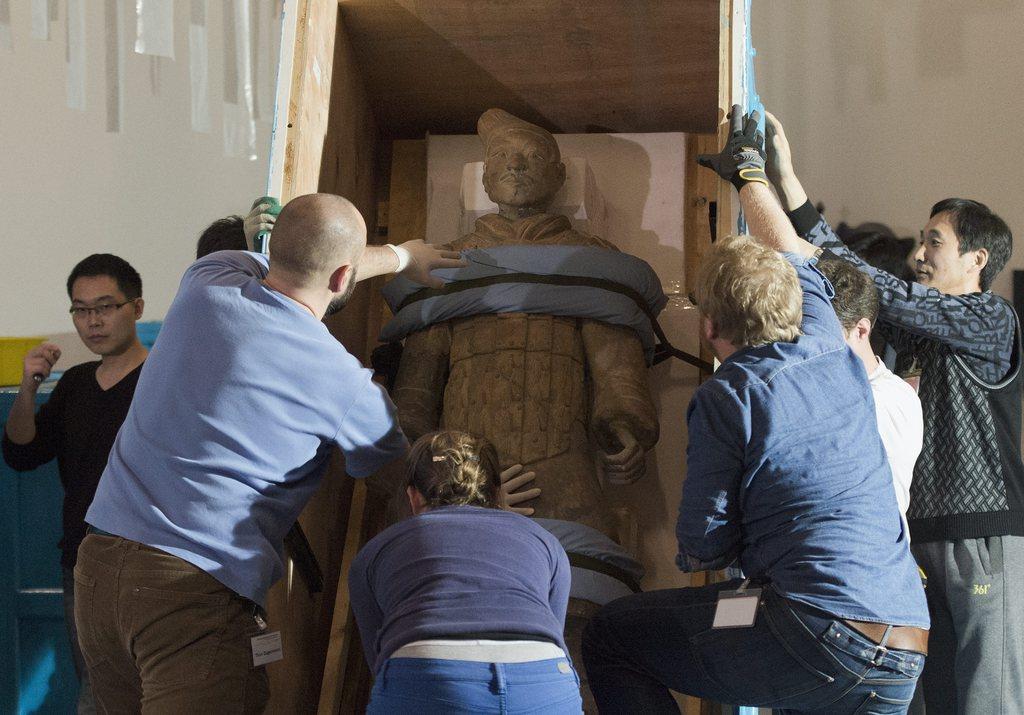 Des collaborateurs du Musée historique de Berne ont réceptionné le 22 février des statues de terre cuite chinoises. [KEYSTONE - Lukas Lehmann]