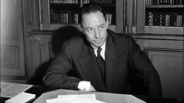 Portrait daté du 17 octobre 1957 de l'écrivain français Albert Camus à qui l'Académie suédoise vient d'attribuer le Prix Nobel de littérature. [AFP - STF]