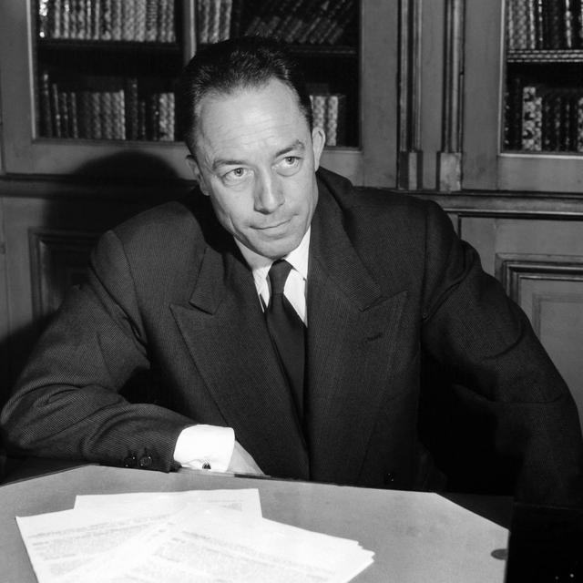 Portrait daté du 17 octobre 1957 de l'écrivain français Albert Camus à qui l'Académie suédoise vient d'attribuer le Prix Nobel de littérature. [AFP - STF]