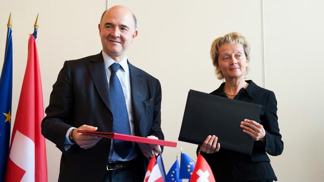 Les ministres des Finances suisse et français  après la signature de la convention bilatérale sur les successions. [Lionel Bonaventure]