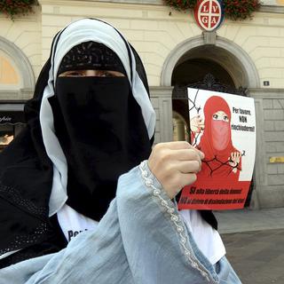 Interdiction de la burka au Tessin: l'application difficile. [Karl Mathis]
