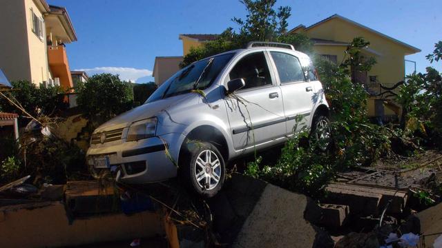 Une voiture emportée par les flots dans le village d'Olbia. [KEYSTONE - ap]