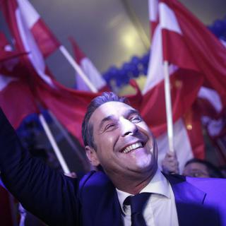Le leader du FPÖ, Heinz-Christian Strache, célèbre la poussée de son parti. [EPA/Keystone - Georg Hochmuth]