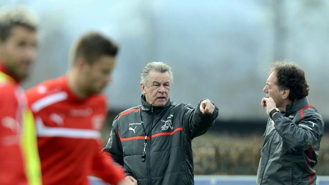 L'entraîneur de l'équipe suisse de football Ottmar Hitzfeld et son assistant, à droite, Michel Pont. [Walter Bieri]